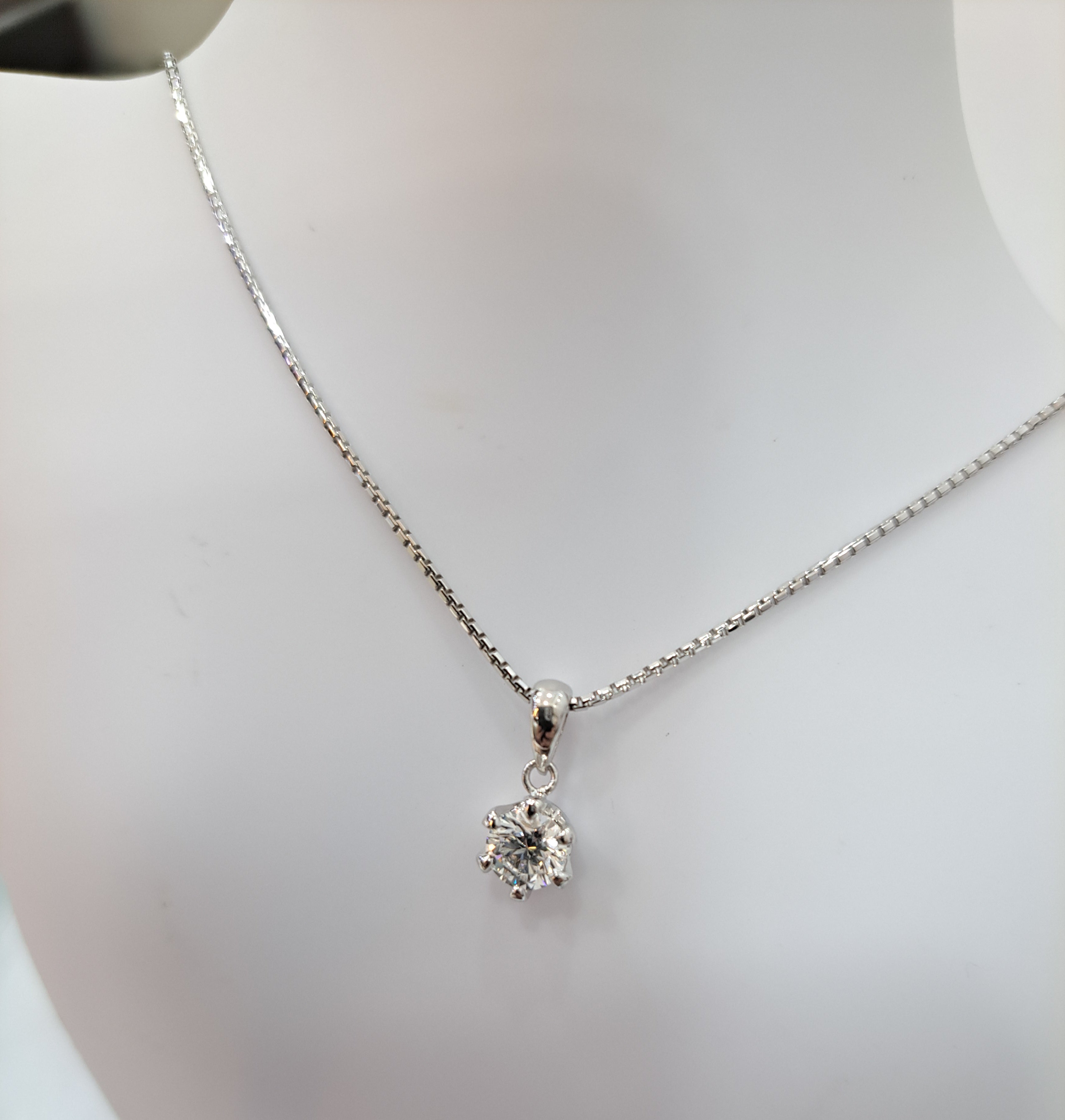 0.56 carats Lab Grown Diamond Shinning Classic Solitaire Necklace