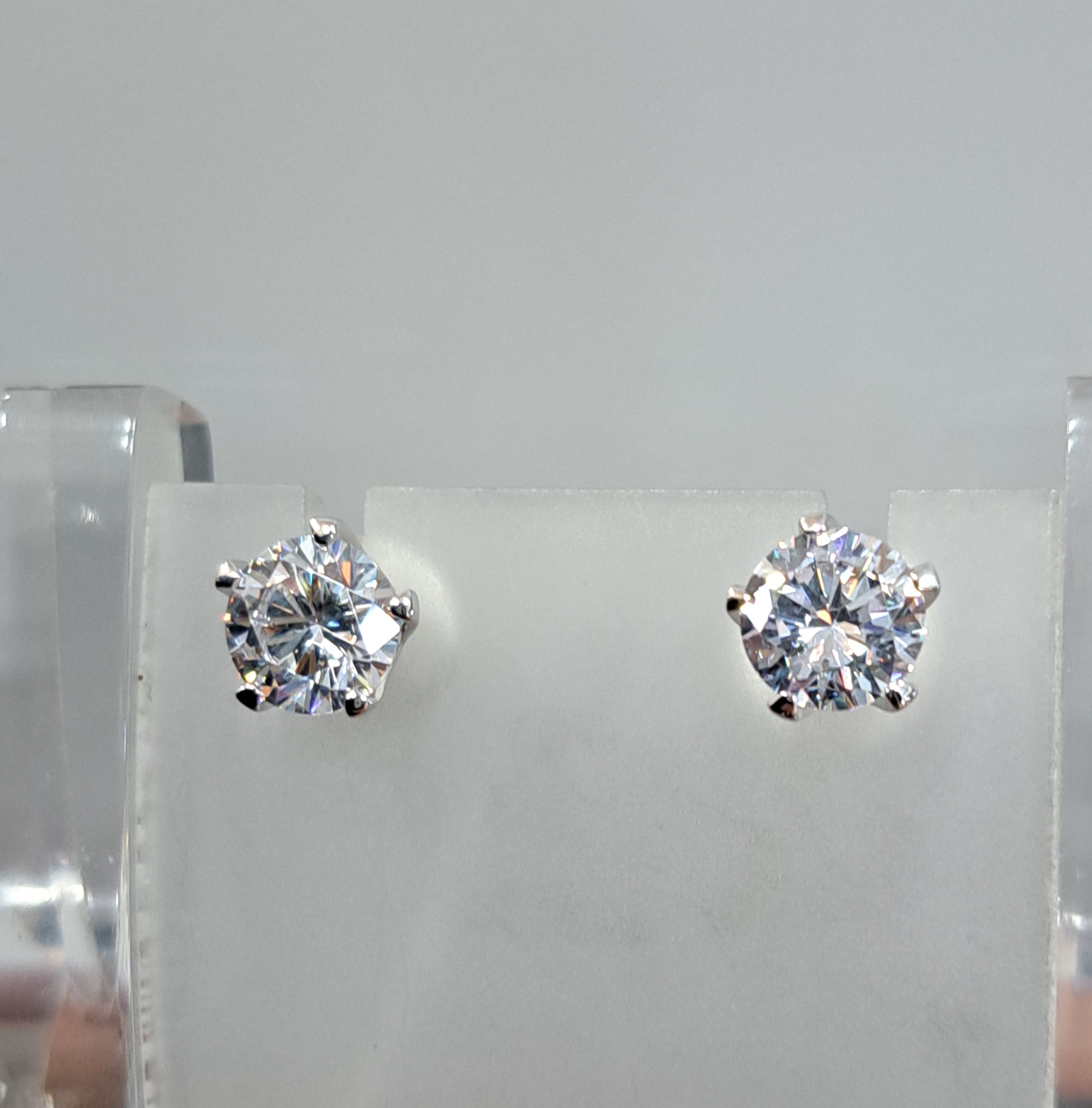 1.00 carats Five Prongs Solitaire Scintilli Earrings