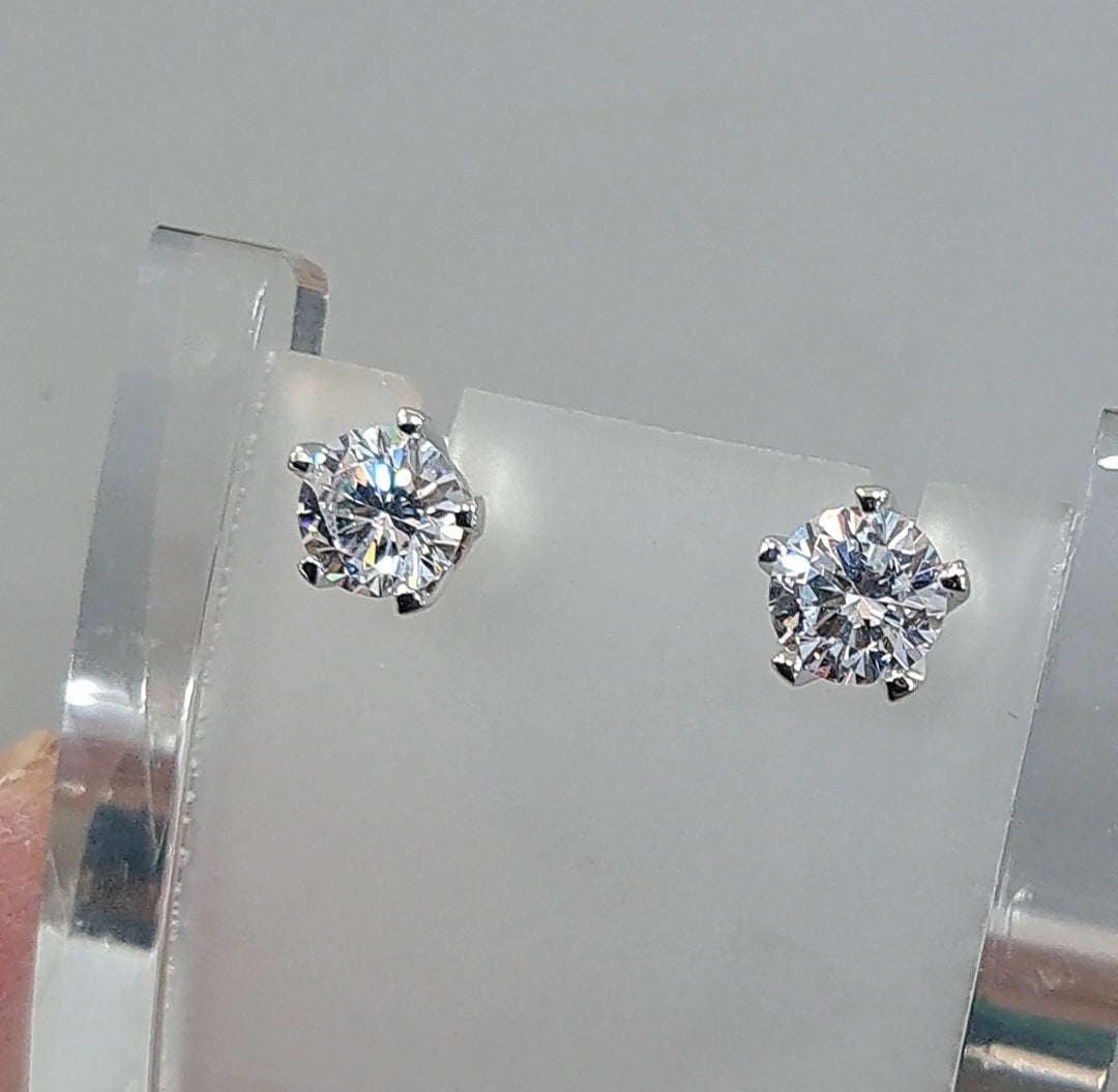 1.25 carats Five Prongs Solitaire Scintilli Earrings